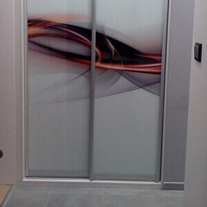 drzwi szafy rozsuwane z nowoczesnym wzorem